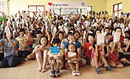 日本の子供たちがミャンマーの子供たちに靴を届けにいきました！